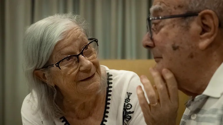 Tiene 80 años, su marido padece párkinson y tomó la decisión más valiente de su vida: “Yo me voy con él”