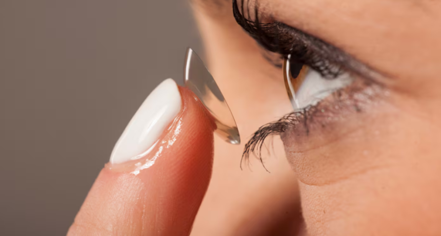 La ANMAT prohibi&oacute; una marca de lentes de contacto y una soluci&oacute;n para su limpieza