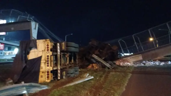 Cami&oacute;n choc&oacute; y derrib&oacute; puente peatonal a la altura del parque industrial de Tirol en la ruta 16