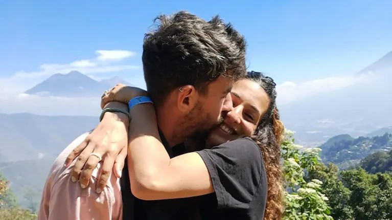 Fueron vecinos y se enamoraron en silencio: el 7/10 los secuestró Hamas y juntos sobrevivieron al infierno